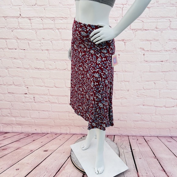 Beautiful LuLaRoe NWT Azure  Full Swing Skirt Red Floral Skirt  Size 3XL - Picture 2 of 8